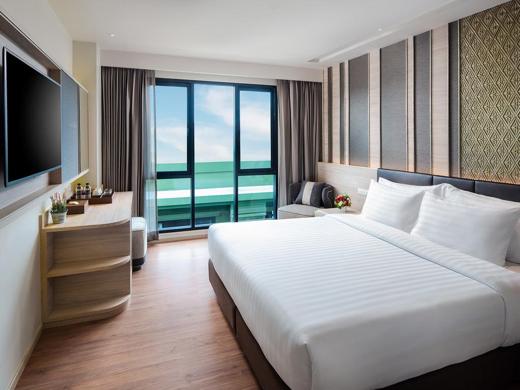 Deluxe double room with a king bed