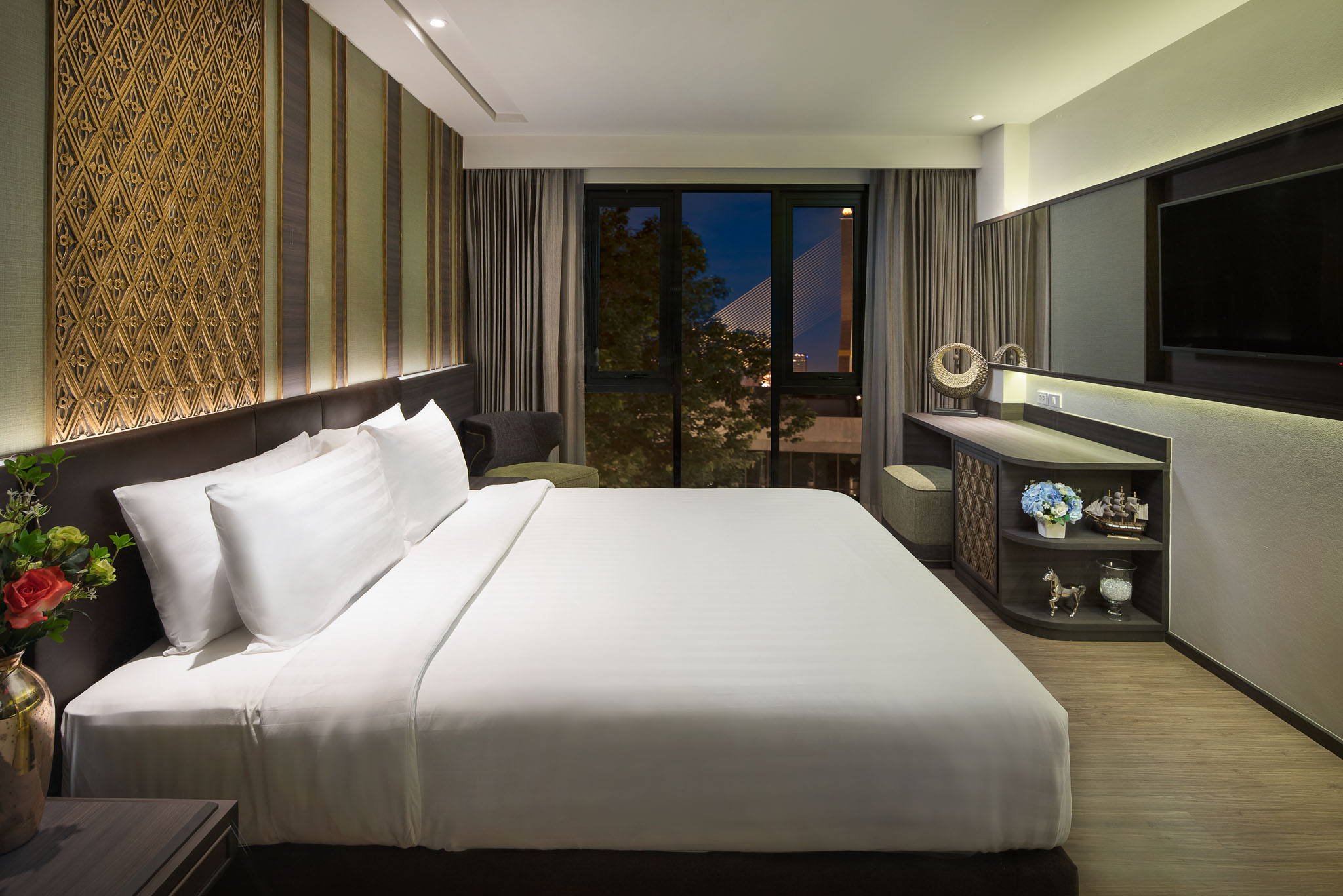 Premier double room with king bed and Bangkok view